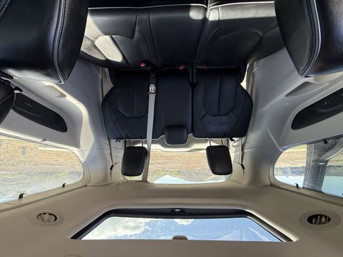 Used 2018 Chrysler Pacifica Limited FWD image 17