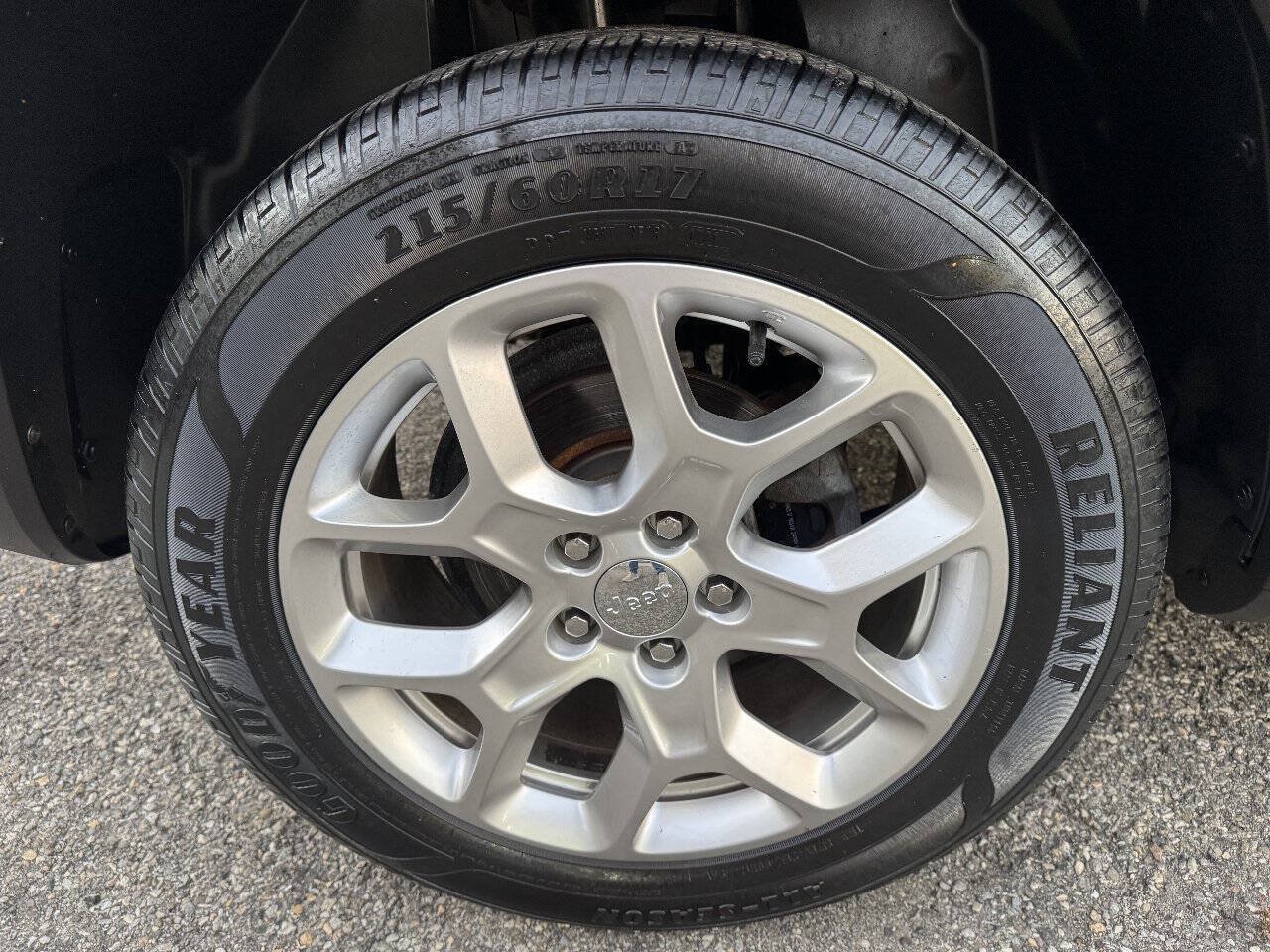 Used 2018 Jeep Renegade Latitude FWD image 19