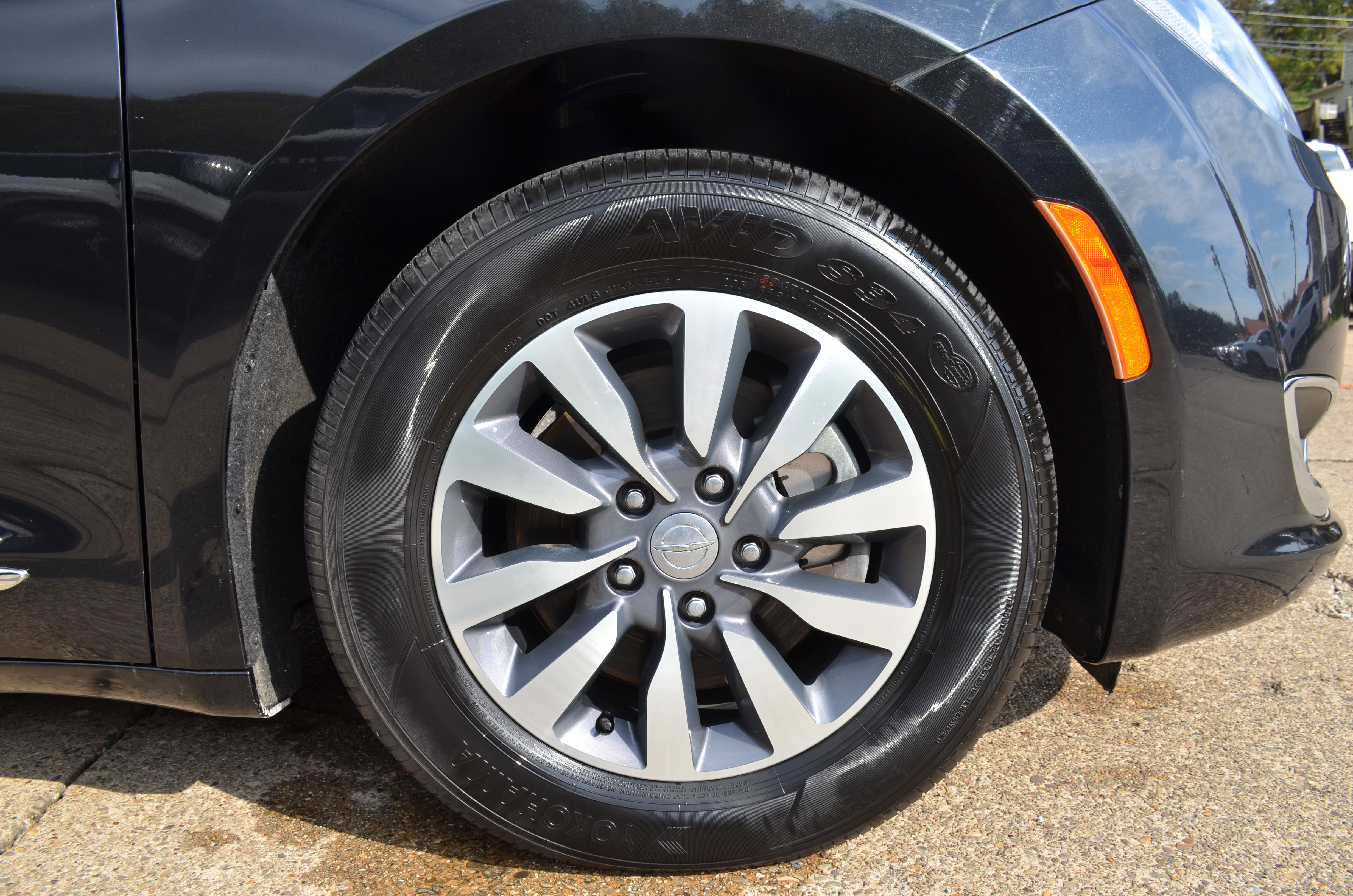 Used 2020 Chrysler Pacifica Touring-L Plus FWD image 18