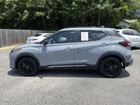 Used 2023 Nissan Kicks SR w/ SR Premium Package FWD image 2