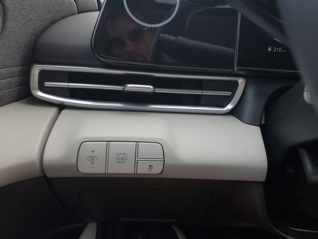 Certified 2025 Hyundai Elantra Limited FWD image 21