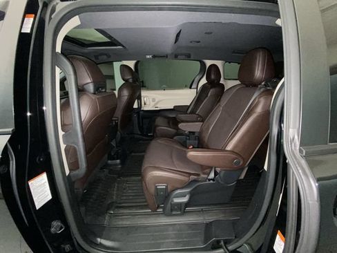 Used 2023 Toyota Sienna Platinum FWD image 23