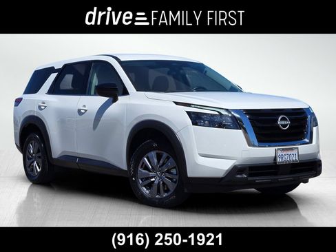 Used 2025 Nissan Pathfinder S FWD image 1