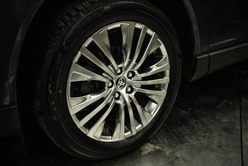 Used 2021 Toyota Venza Limited w/ Advanced Technology Package AWD/4WD image 3