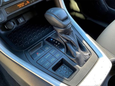 Used 2021 Toyota RAV4 LE image 15