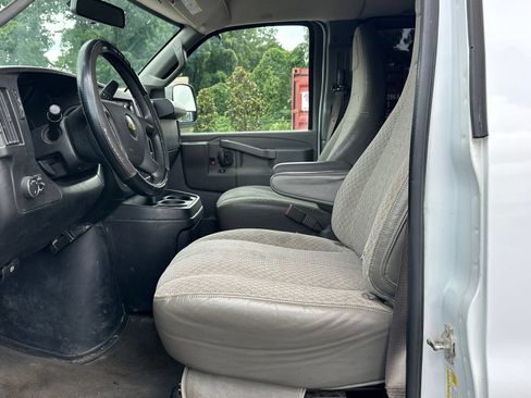 Used 2017 Chevrolet Express 3500 LT w/ LT Preferred Equipment Group RWD image 9