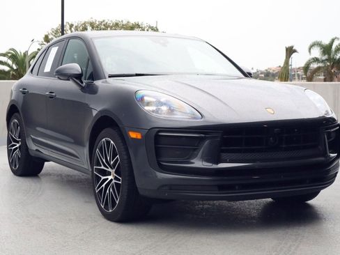 Certified 2022 Porsche Macan image 7