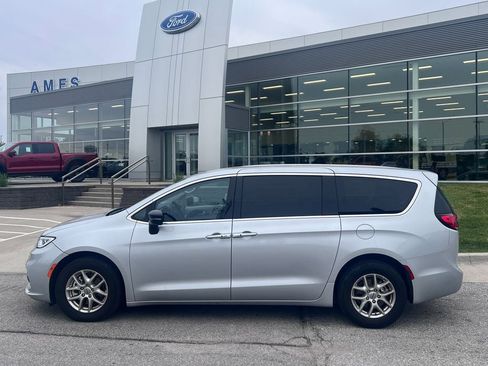 Used 2024 Chrysler Pacifica Touring-L FWD image 3