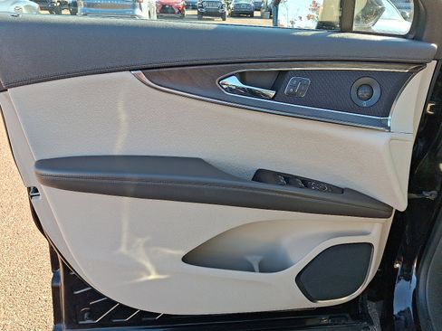 Used 2020 Lincoln Nautilus Reserve image 12