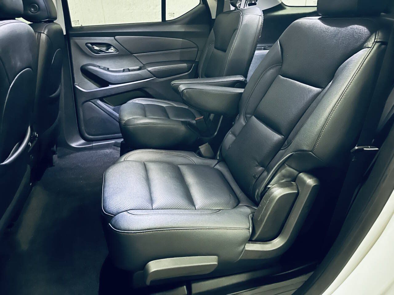 Used 2019 Chevrolet Traverse LT FWD image 17