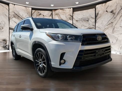 Used 2018 Toyota Highlander SE image 3