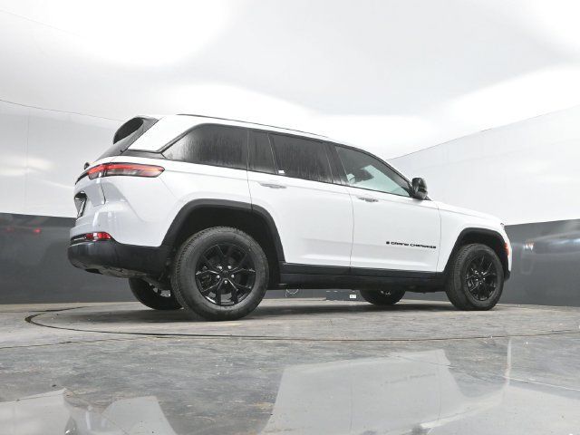 Used 2024 Jeep Grand Cherokee Altitude AWD/4WD image 47