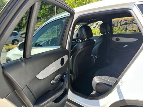 Used 2021 Mercedes-Benz GLC 300 4MATIC image 12