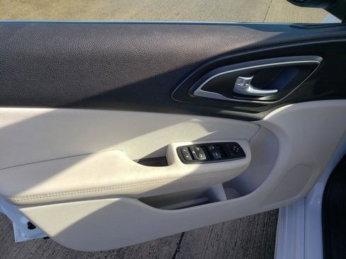 Used 2015 Chrysler 200 Limited w/ Convenience Group image 13