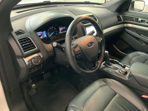 Used 2017 Ford Explorer XLT w/ Equipment Group 202A AWD/4WD image 4