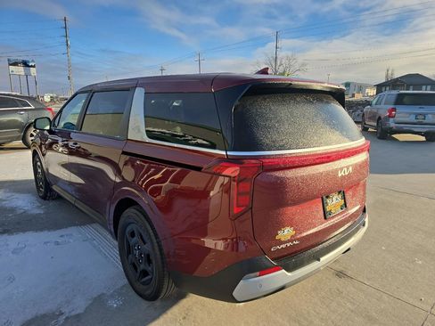 Used 2025 Kia Carnival image 3