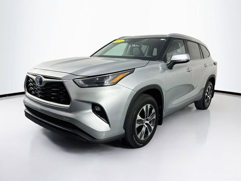 Used 2024 Toyota Highlander XLE FWD image 3