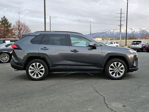 Used 2022 Toyota RAV4 XLE Premium image 2