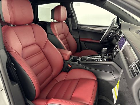 Certified 2025 Porsche Macan Turbo image 29