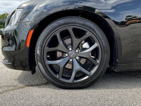 Used 2022 Chrysler 300 Touring w/ Sport Appearance Package RWD image 28