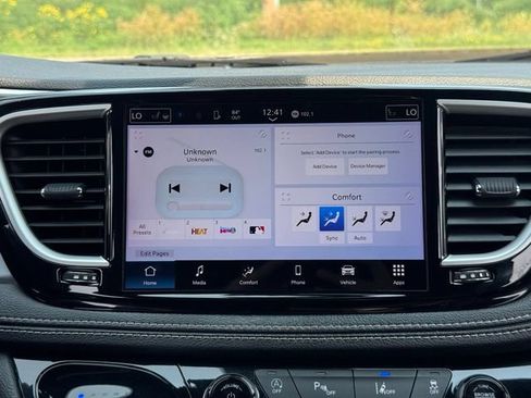 Used 2021 Chrysler Pacifica Touring-L w/ S Appearance Package AWD/4WD image 3