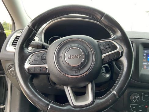 Used 2019 Jeep Compass Latitude FWD image 38