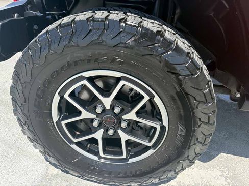Used 2025 Jeep Wrangler Unlimited Rubicon w/ Convenience Group AWD/4WD image 10