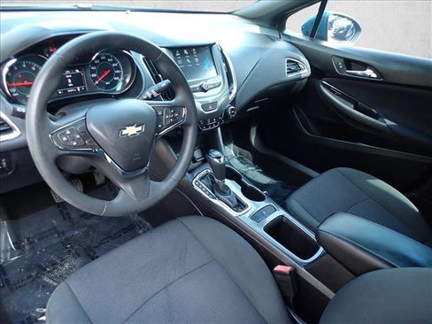 Used 2017 Chevrolet Cruze LT w/ Convenience Package FWD image 9
