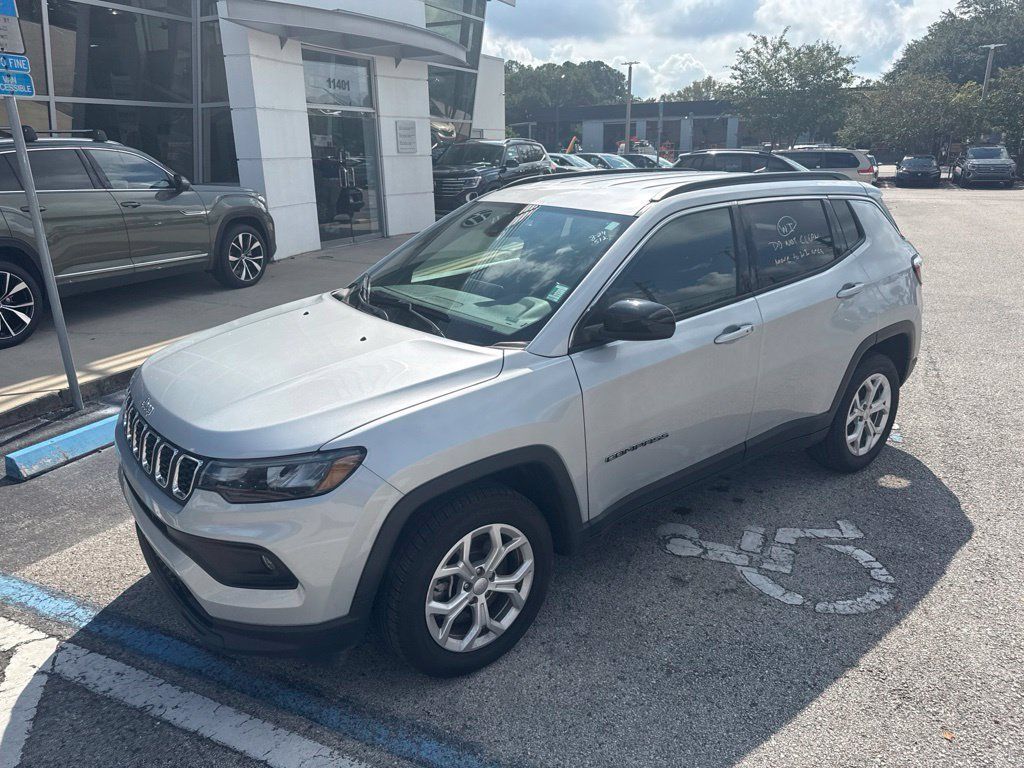 Used 2024 Jeep Compass Latitude AWD/4WD image 29