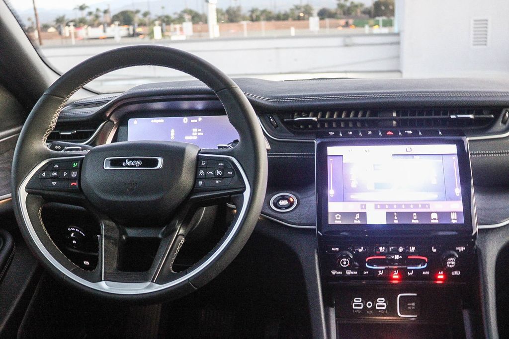 Used 2024 Jeep Grand Cherokee L Limited w/ Luxury Tech Group II AWD/4WD image 14