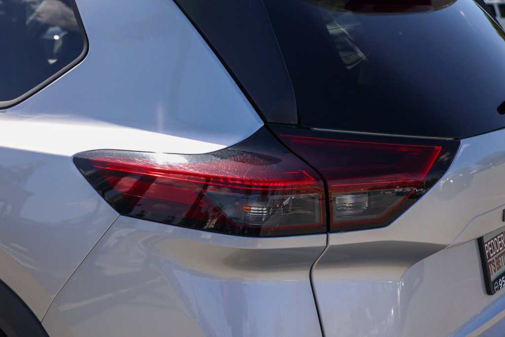 Used 2024 Nissan Rogue SV FWD image 8
