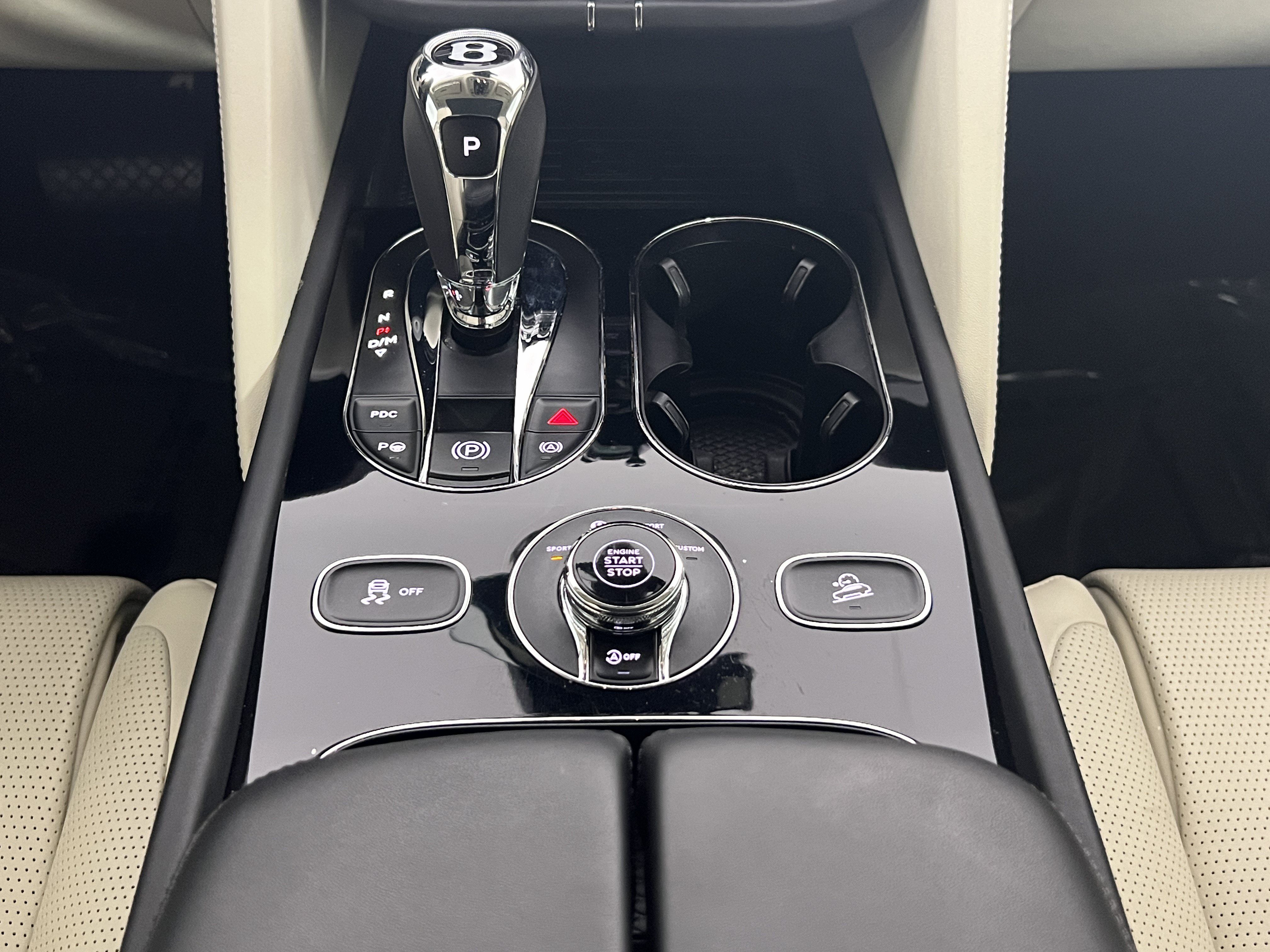 Used 2021 Bentley Bentayga AWD/4WD image 18