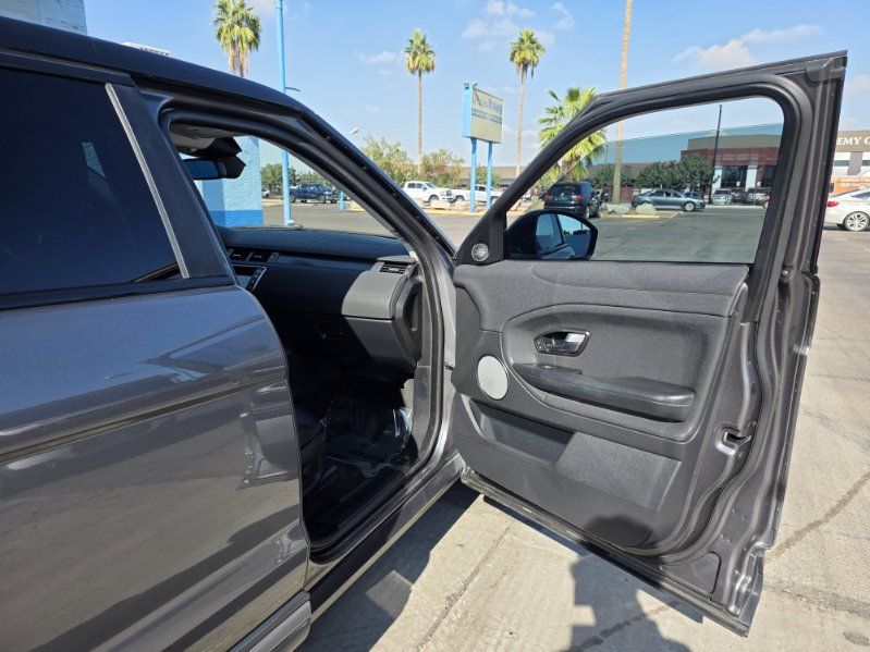 Used 2019 Land Rover Range Rover Evoque SE AWD/4WD image 16