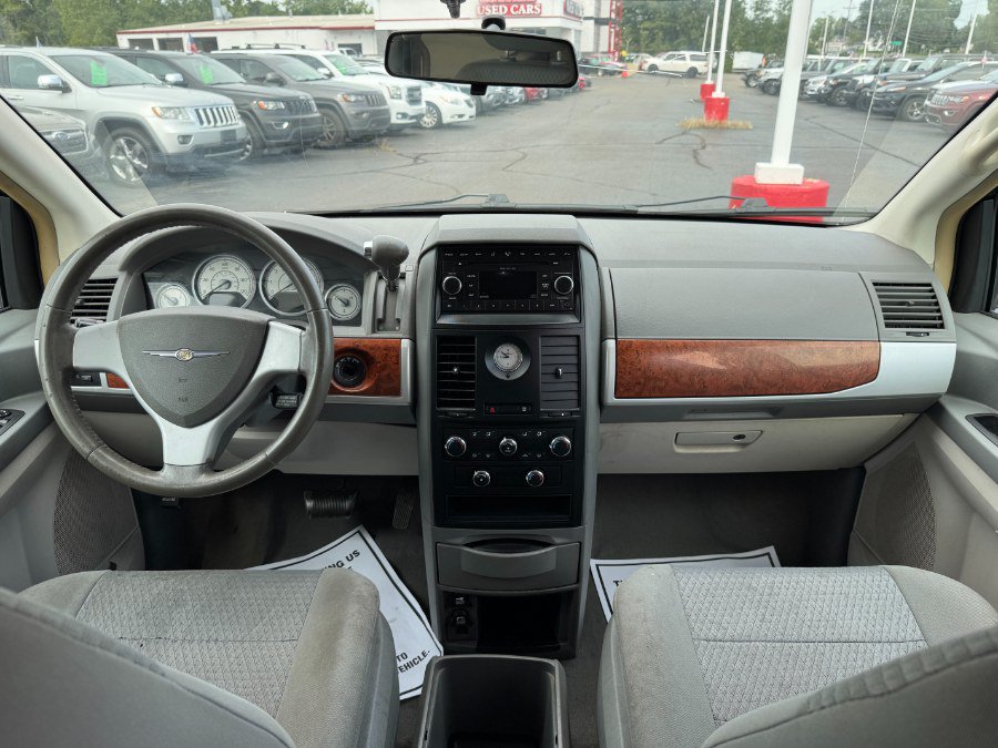 Used 2008 Chrysler Town & Country Touring FWD image 22