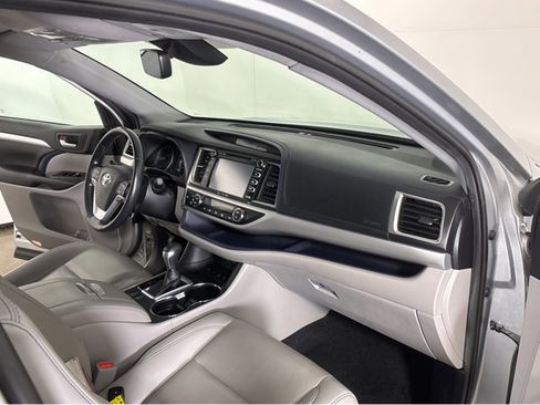Used 2019 Toyota Highlander XLE image 39