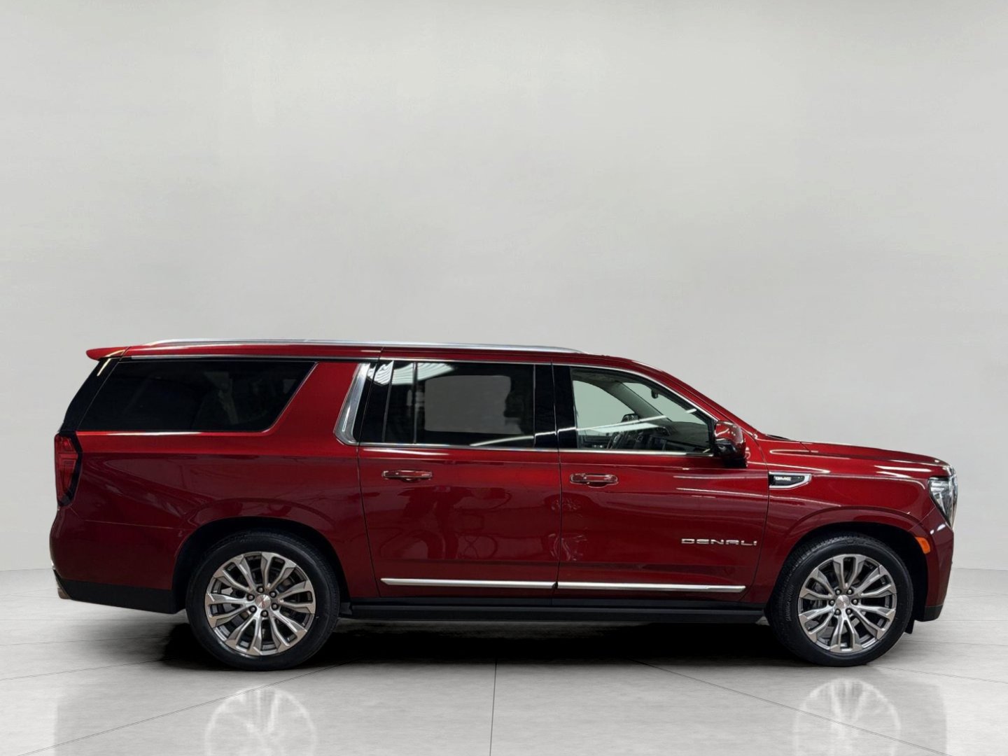 Used 2021 GMC Yukon XL Denali w/ Denali Premium Package AWD/4WD image 9