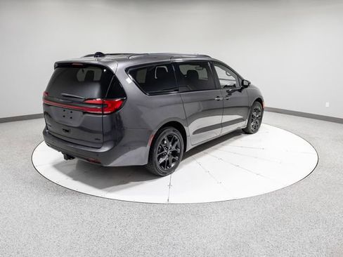 Used 2023 Chrysler Pacifica Touring-L w/ S Appearance Package image 32