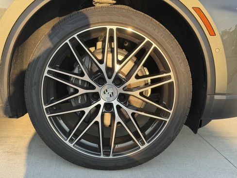 Used 2024 Porsche Macan 4 Electric image 19