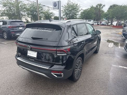 Used 2025 Volkswagen Taos SE w/ Panoramic Sunroof Package image 7