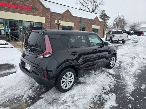 Used 2023 Kia Soul LX image 6
