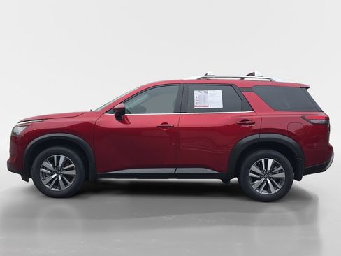 Used 2024 Nissan Pathfinder SL image 2