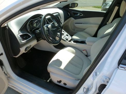Used 2017 Chrysler 200 Limited w/ Convenience Group FWD image 9