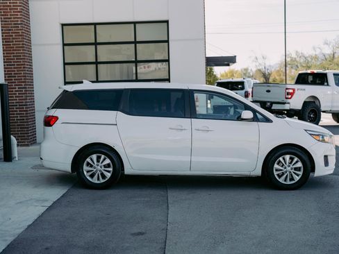 Used 2017 Kia Sedona LX image 4