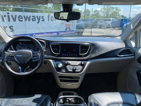 Used 2017 Chrysler Pacifica Touring-L w/ Safetytec Group FWD image 19