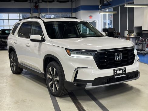 New 2025 Honda Pilot Touring image 3