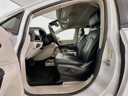 Used 2024 Chrysler Pacifica Touring-L FWD image 13