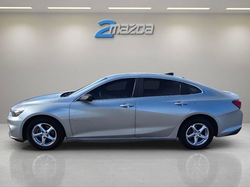 Used 2018 Chevrolet Malibu LS image 2