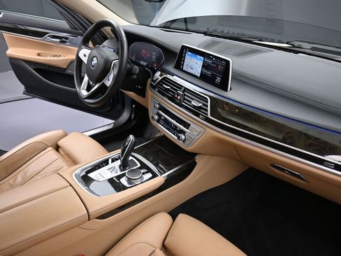 Used 2022 BMW 740i xDrive w/ Premium Package image 19