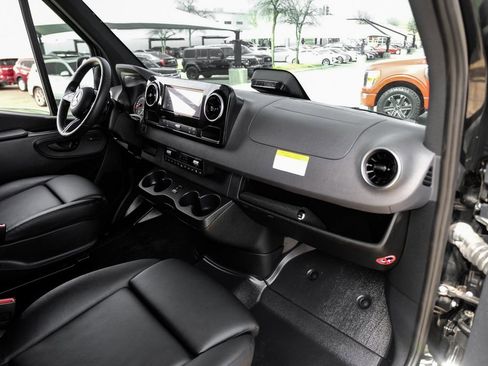 Used 2025 Mercedes-Benz Sprinter 2500 w/ Dashboard Charging Package image 9