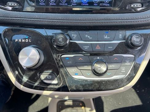 Used 2017 Chrysler Pacifica Limited w/ Advanced Safetytec Group FWD image 15